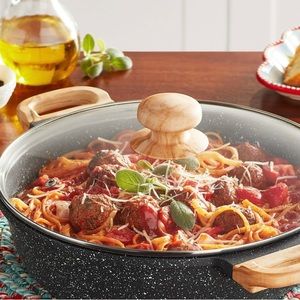 Everyday cast aluminum pan with lid